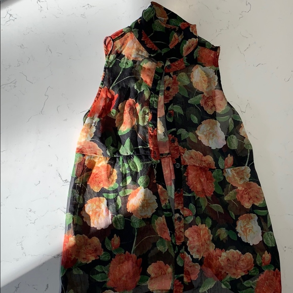 Sleevless floral shirt